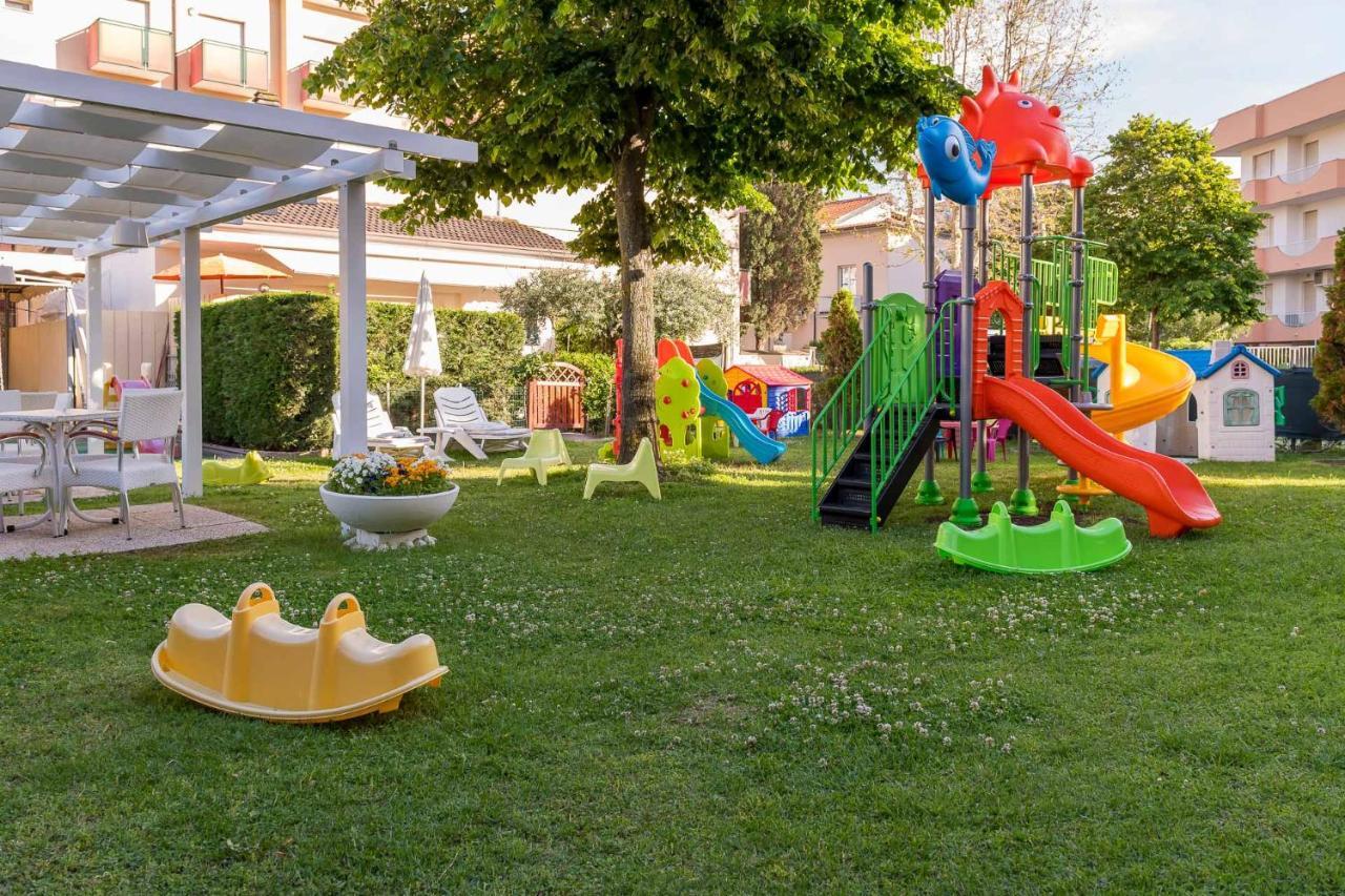 Hotel Apollo Римини Екстериор снимка