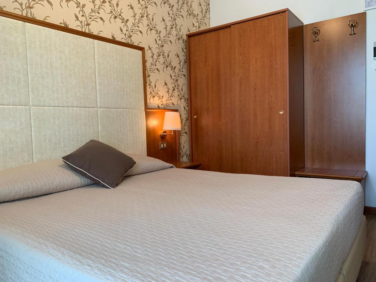 Hotel Apollo Римини Екстериор снимка