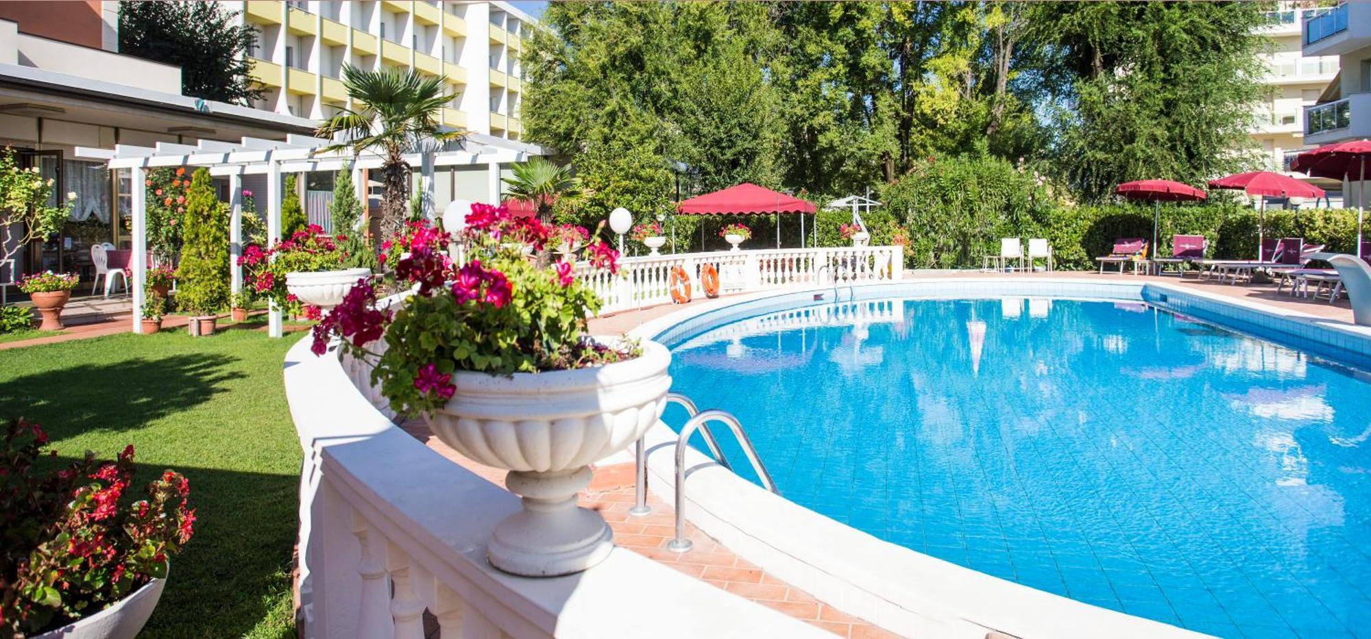 Hotel Apollo Римини Екстериор снимка