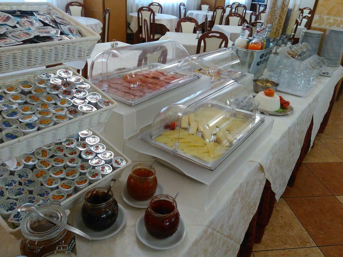 Hotel Apollo Римини Екстериор снимка